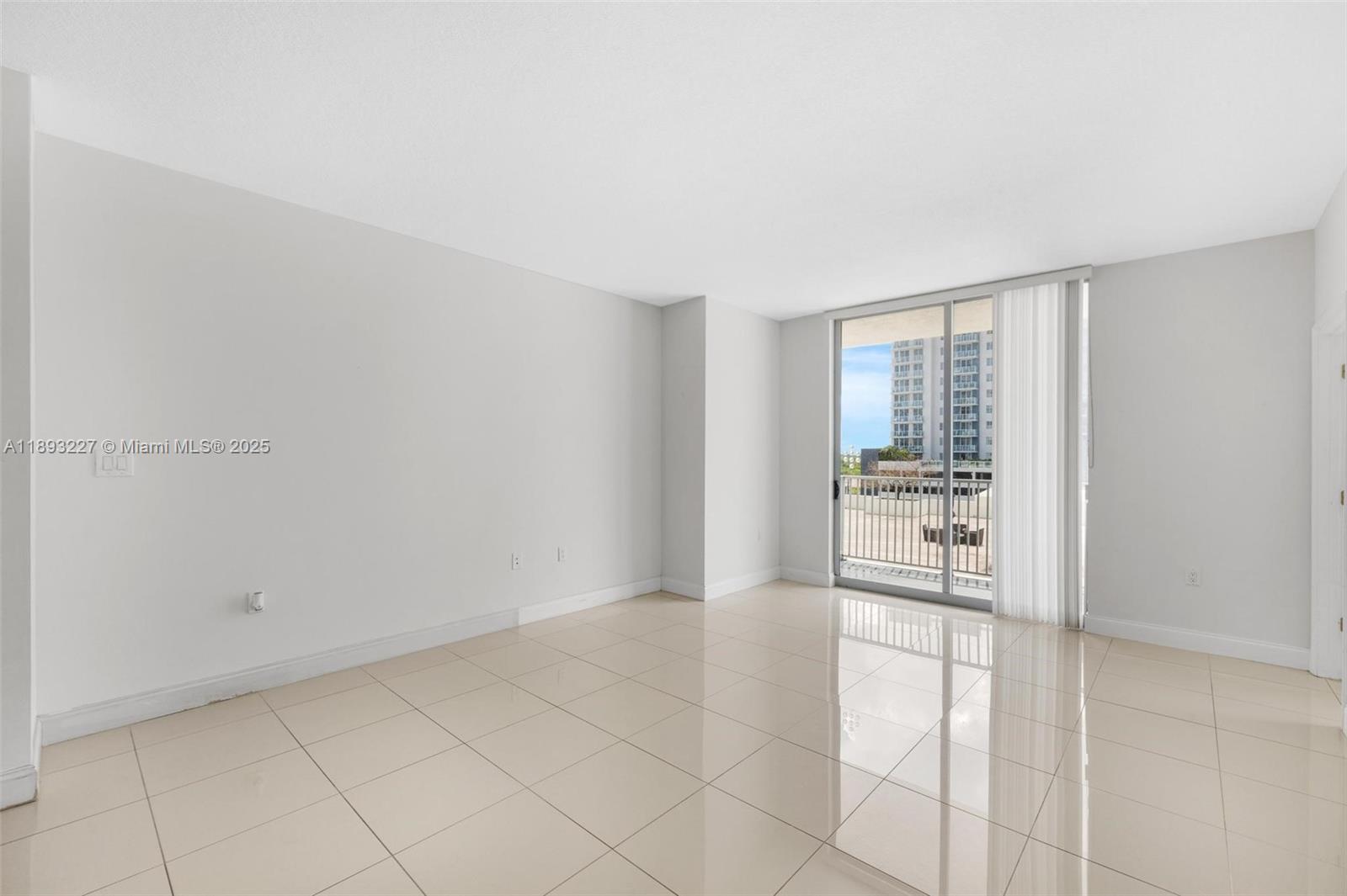 HOLLYWOOD STATION RES CON - Residential