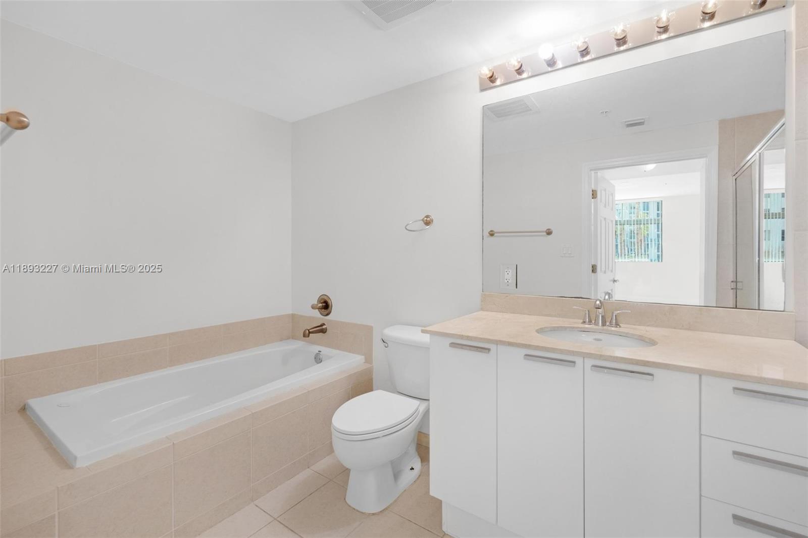 HOLLYWOOD STATION RES CON - Residential