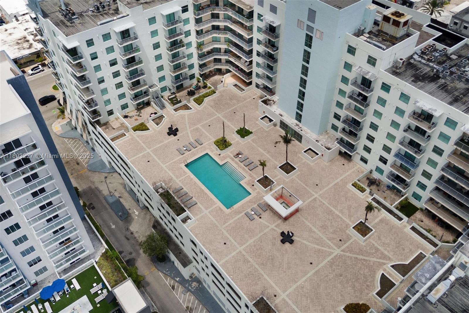 HOLLYWOOD STATION RES CON - Residential