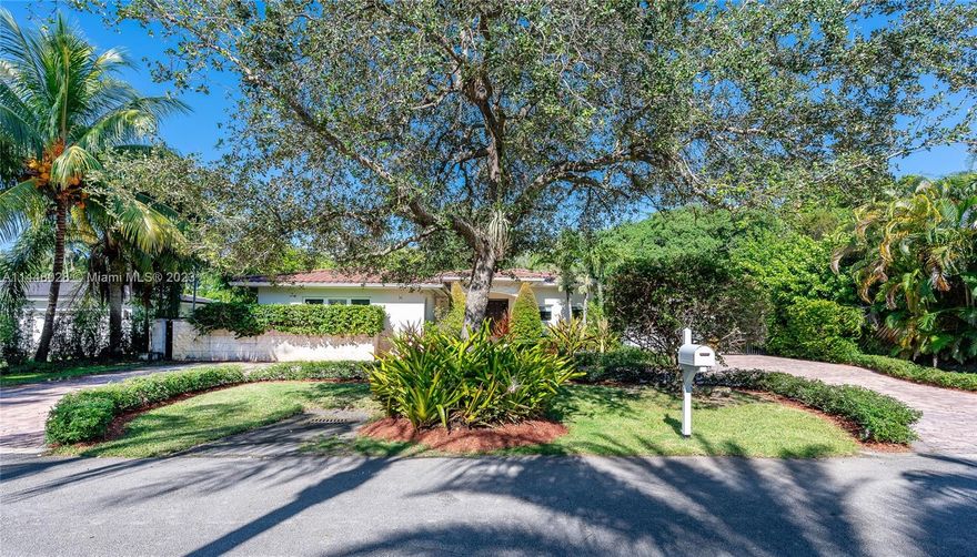 This stunning property has everything you've been searching for and more. Let's dive into the amazing features that make this home truly exceptional Step inside and be greeted by luxurious marble floors that exude elegance. The open space design creates a seamless flow throughout the house, making it perfect for entertaining family and friends. Plus, the portal and patio areas provide the ideal spots for relaxation and enjoying the beautiful outdoors.
This home boasts a guest room, suite room, and children's room, all featuring solid wood finishes that add warmth and charm to each space.The kitchen is a chef's dream with solid wood cabinets and built-in closets, providing ample storage for all your culinary needs.