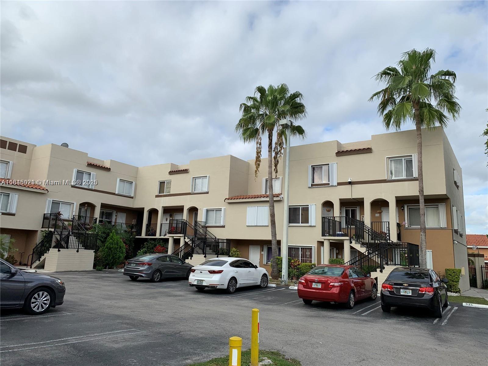 Spacious Townhouse for Rent in Prime Location!
Beautiful and spacious unit featuring a large kitchen, in-unit washer and dryer, hurricane shutters, and two assigned parking spaces. Centrally located near major highways, shopping, and dining. Fast association approval – move in quickly!
