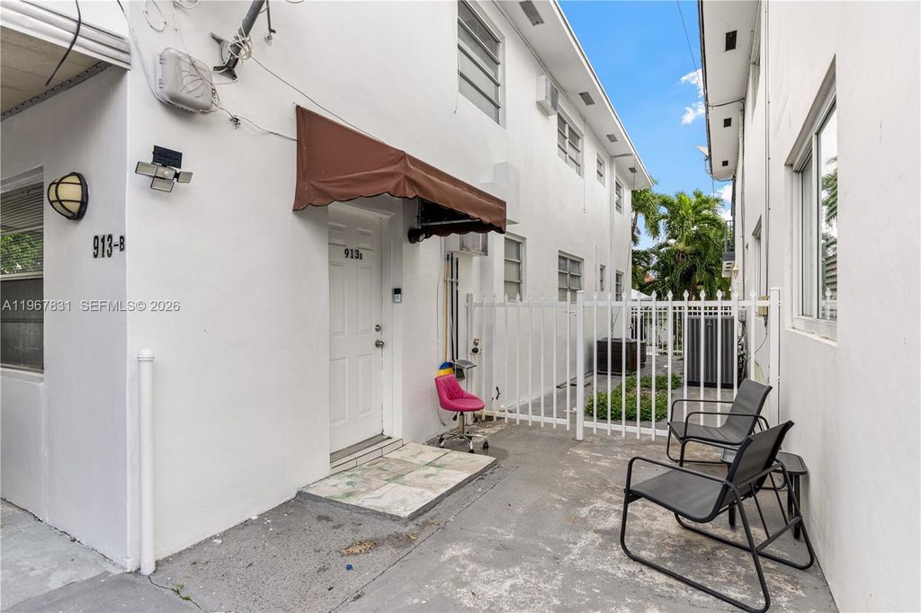 Photo of 911 NW 22nd Pl, Miami, FL 33125 (MLS # A11967831)