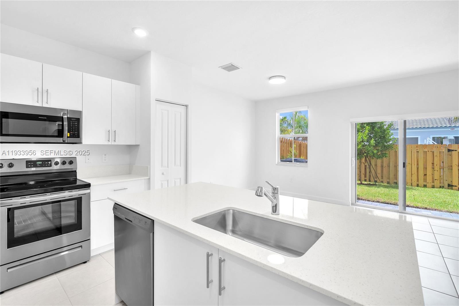 WYNDHAM LAKES PLAZA - Residential Lease