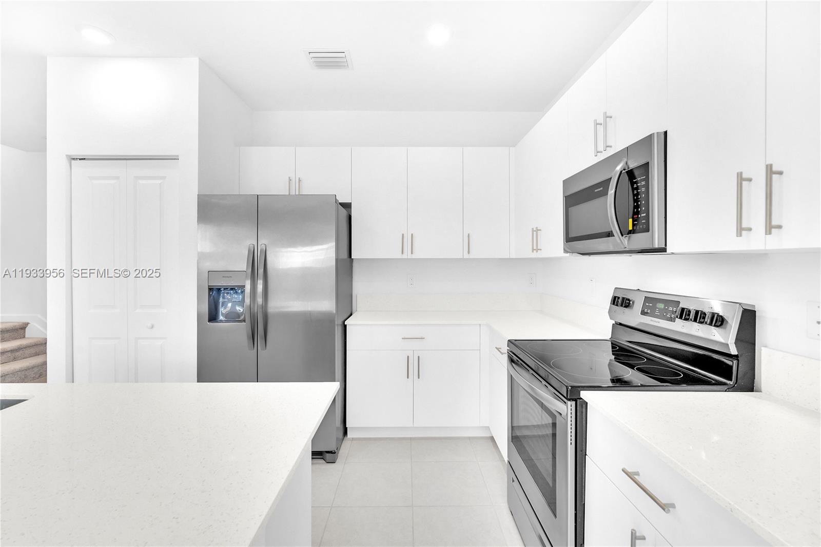 WYNDHAM LAKES PLAZA - Residential Lease