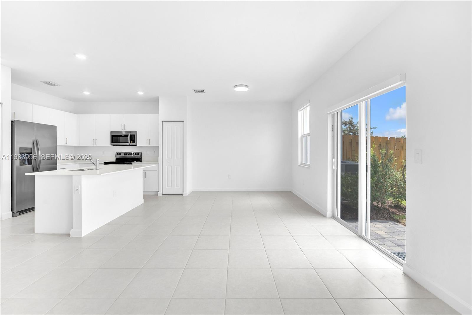 WYNDHAM LAKES PLAZA - Residential Lease