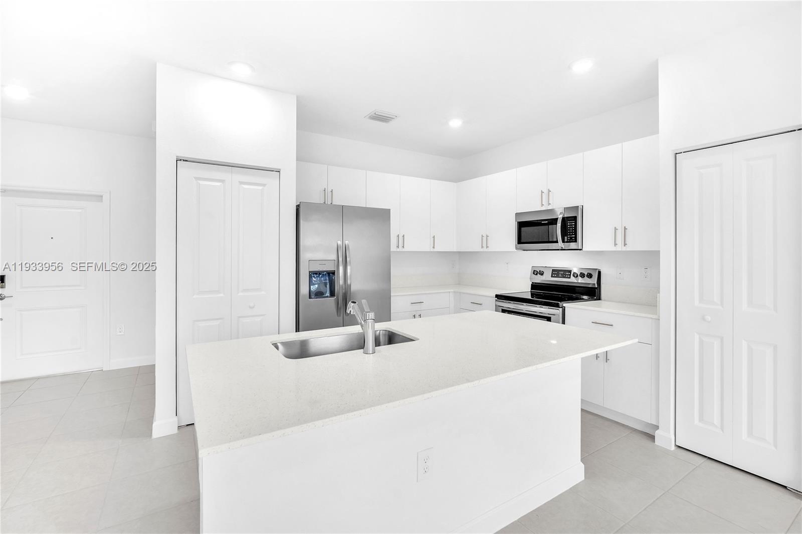 WYNDHAM LAKES PLAZA - Residential Lease