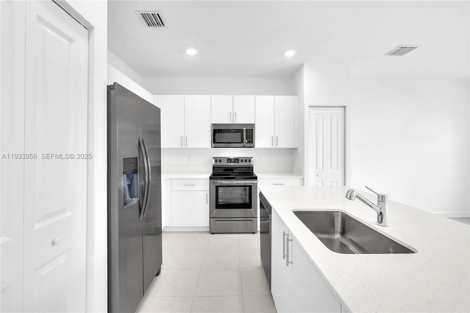 WYNDHAM LAKES PLAZA - Residential Lease