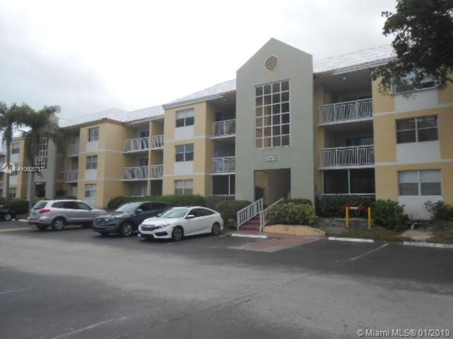 Le Club Condo - Gated Community- Guard at gate - Washer and dryer in unit - 2/2  wood floors bedrooms, tile floors living room dining room, kitchen, kitchen and baths updated. Club house and pool. Unit shows excellent. Walk to schools, close to shopping, and turnpike, old cutler road.