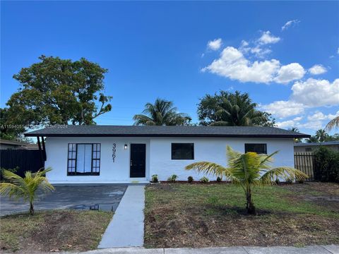 Single Family Residence in Miami Gardens FL 3961 173rd Ter Ter.jpg