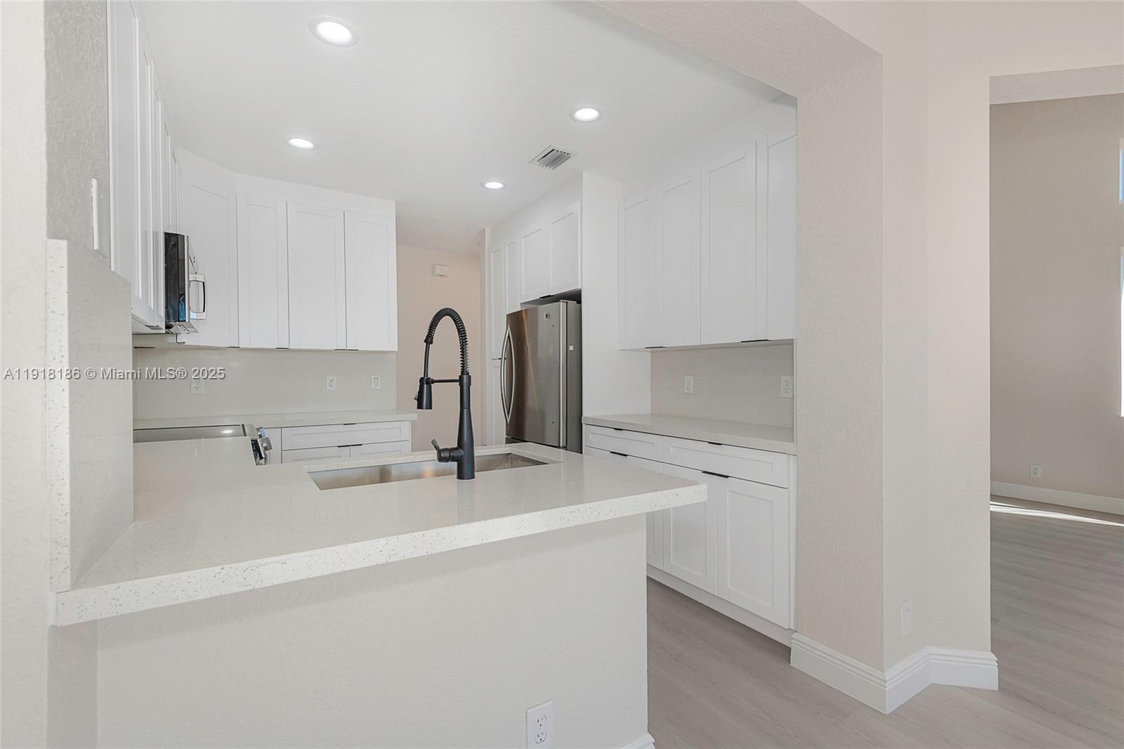 HOLLYWOOD LAKES COUNTRY C - Residential Lease