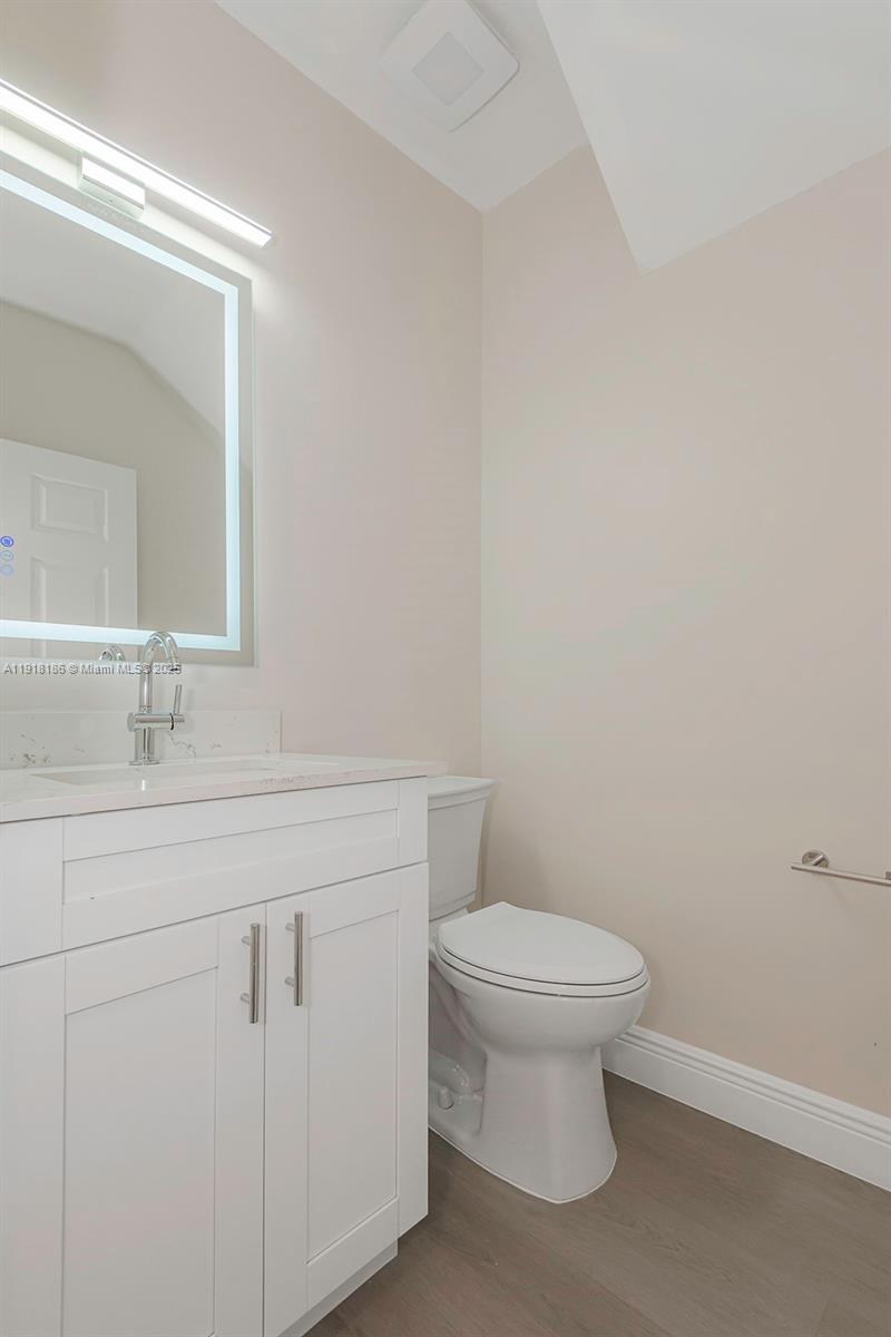 HOLLYWOOD LAKES COUNTRY C - Residential Lease