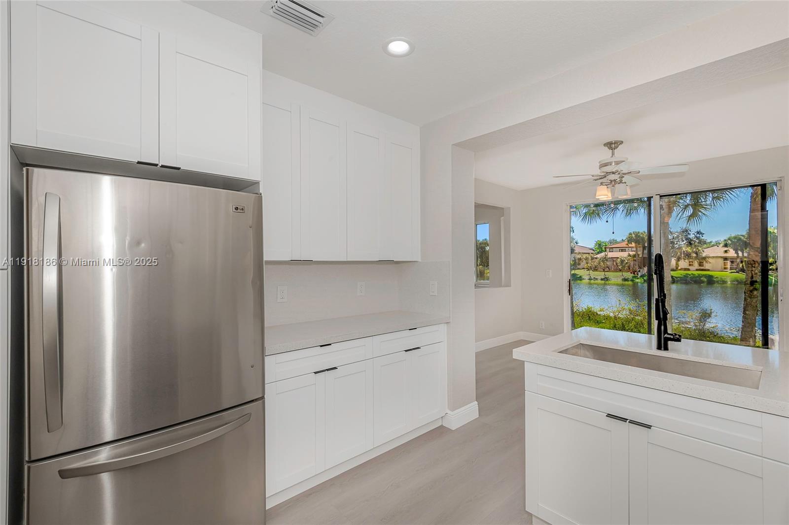 HOLLYWOOD LAKES COUNTRY C - Residential Lease