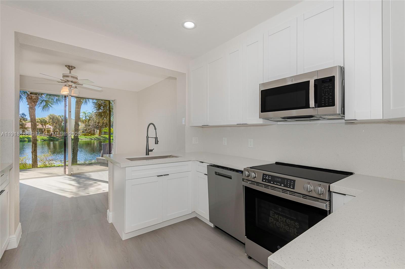 HOLLYWOOD LAKES COUNTRY C - Residential Lease