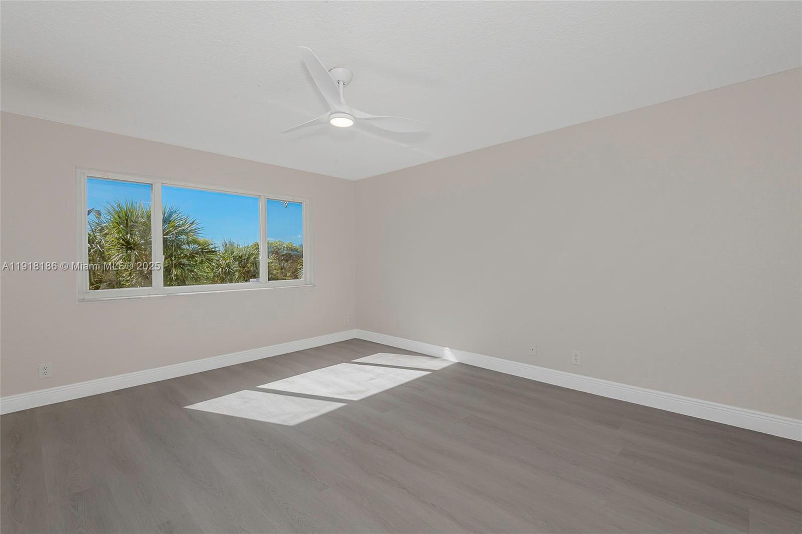 HOLLYWOOD LAKES COUNTRY C - Residential Lease