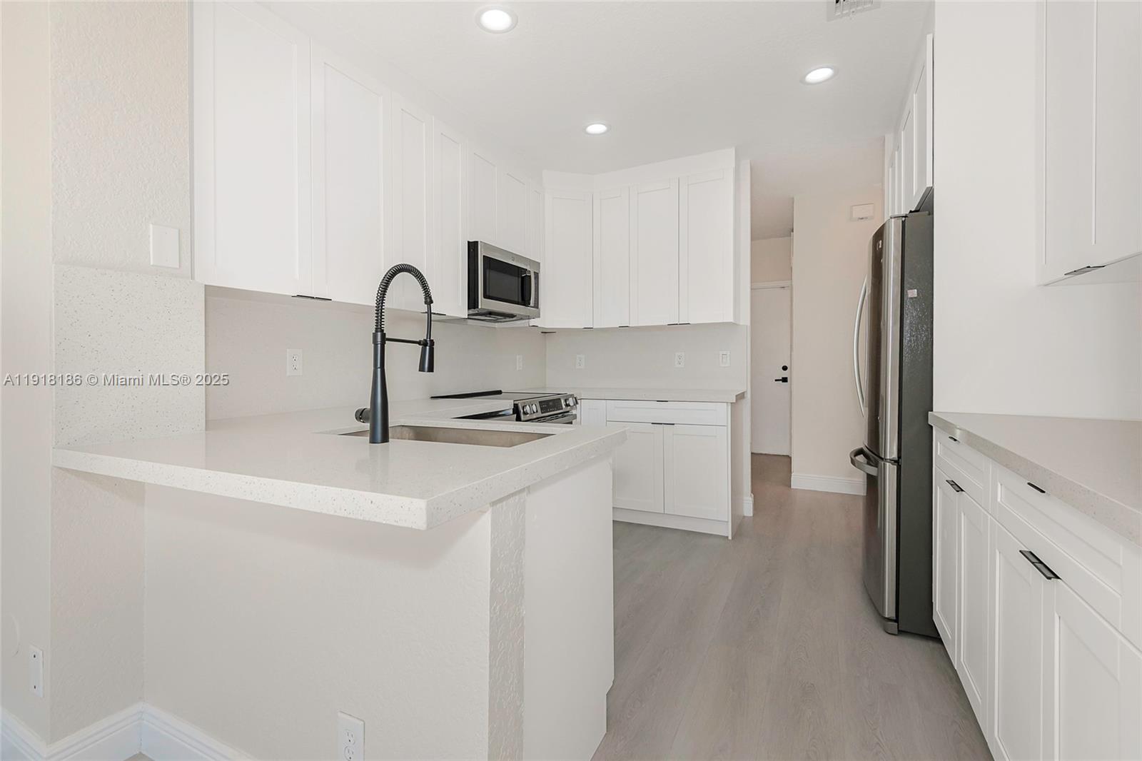 HOLLYWOOD LAKES COUNTRY C - Residential Lease