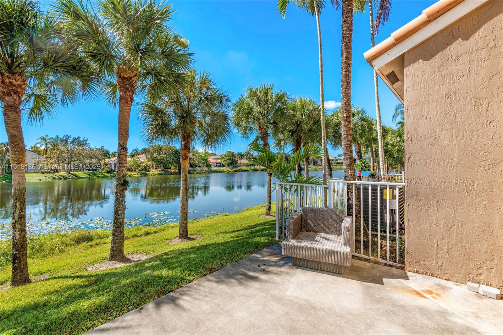 HOLLYWOOD LAKES COUNTRY C - Residential Lease