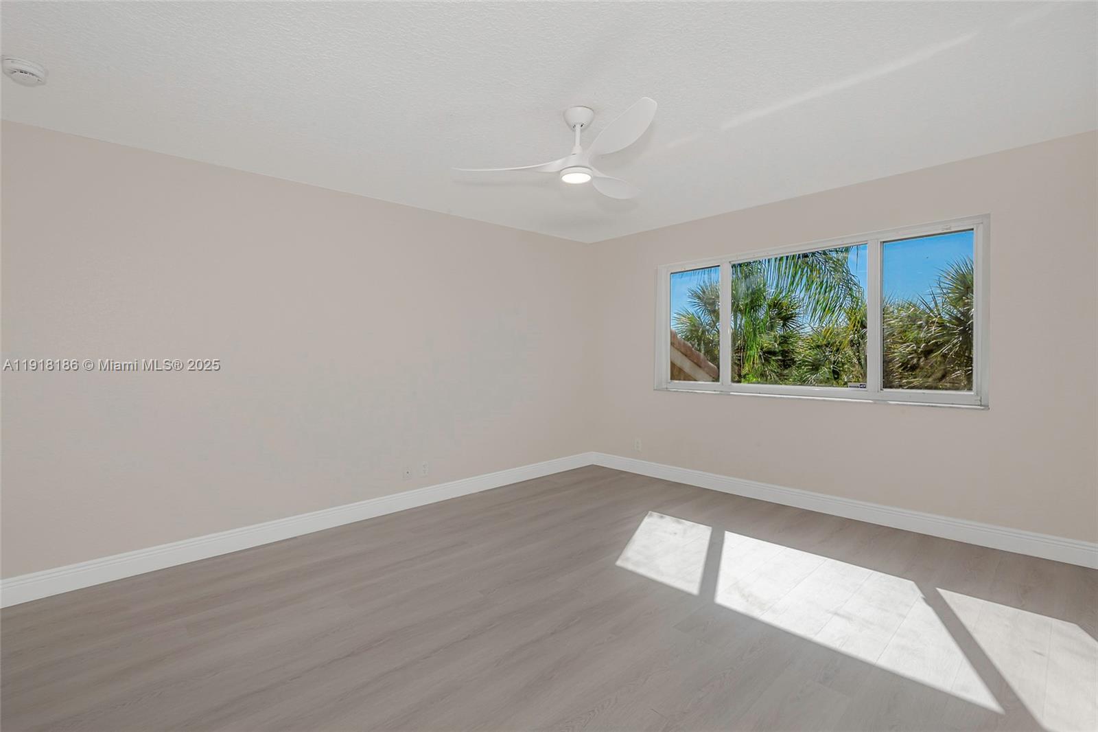 HOLLYWOOD LAKES COUNTRY C - Residential Lease