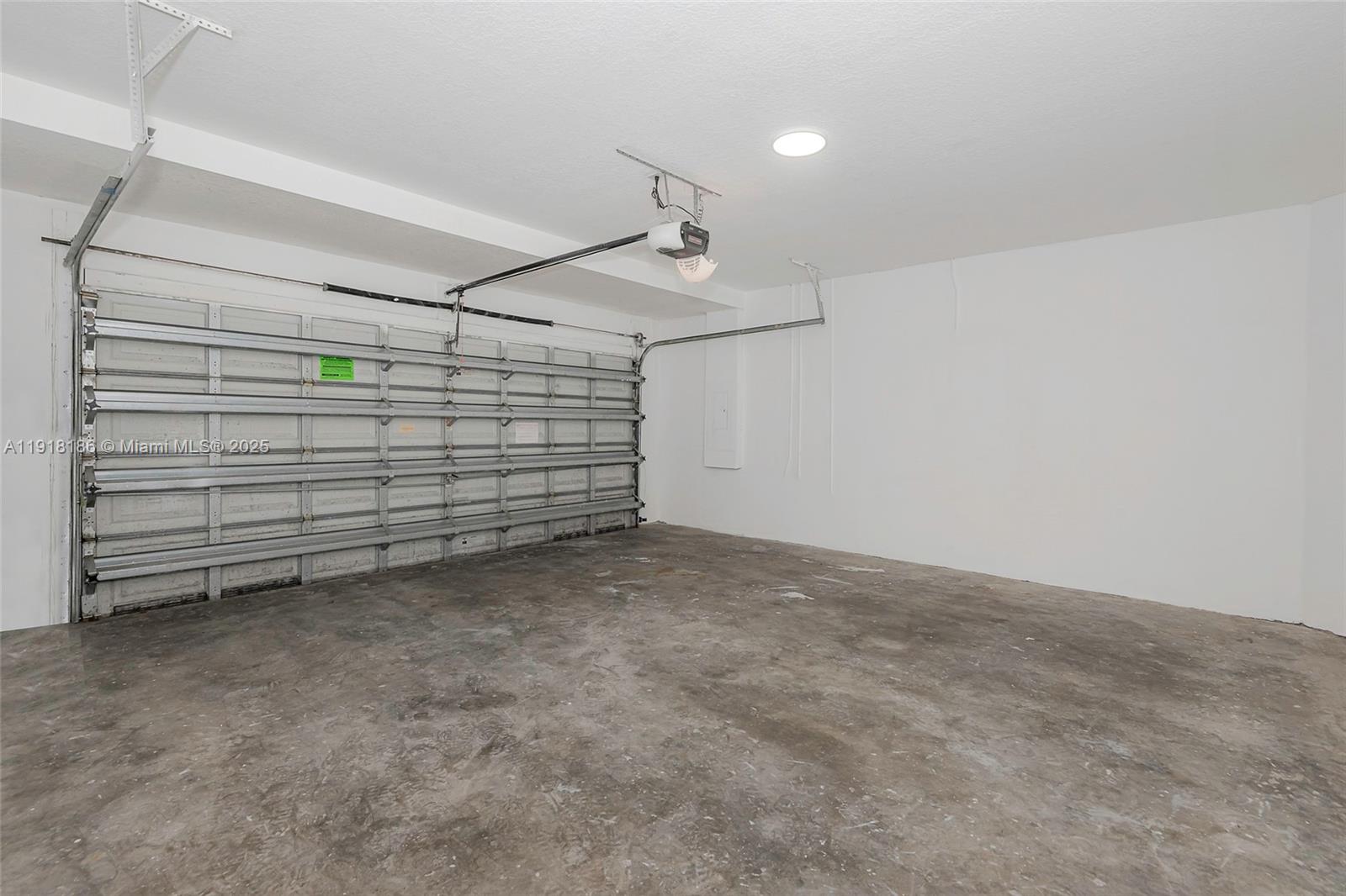 HOLLYWOOD LAKES COUNTRY C - Residential Lease