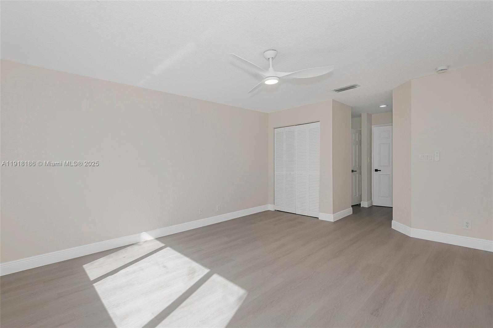 HOLLYWOOD LAKES COUNTRY C - Residential Lease