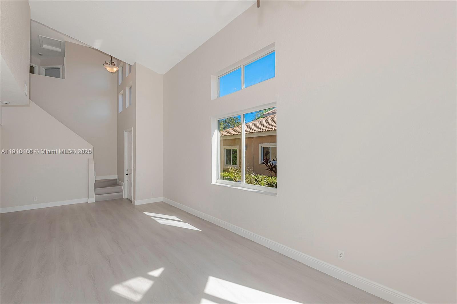 HOLLYWOOD LAKES COUNTRY C - Residential Lease