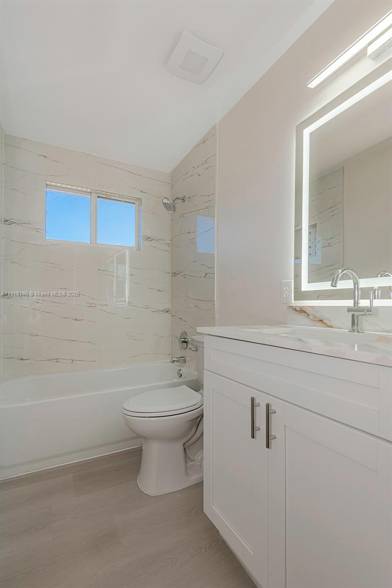 HOLLYWOOD LAKES COUNTRY C - Residential Lease