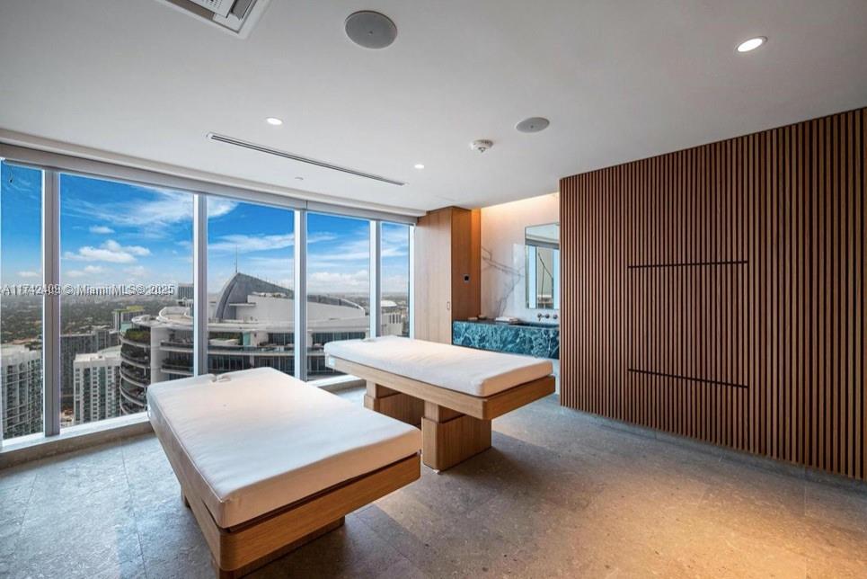 ASTON MARTIN - Residential