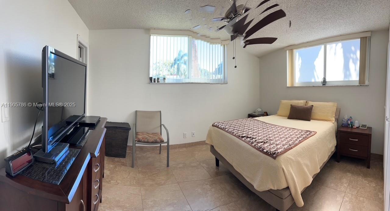 HOLLYBROOK GOLF AND - Residential Lease