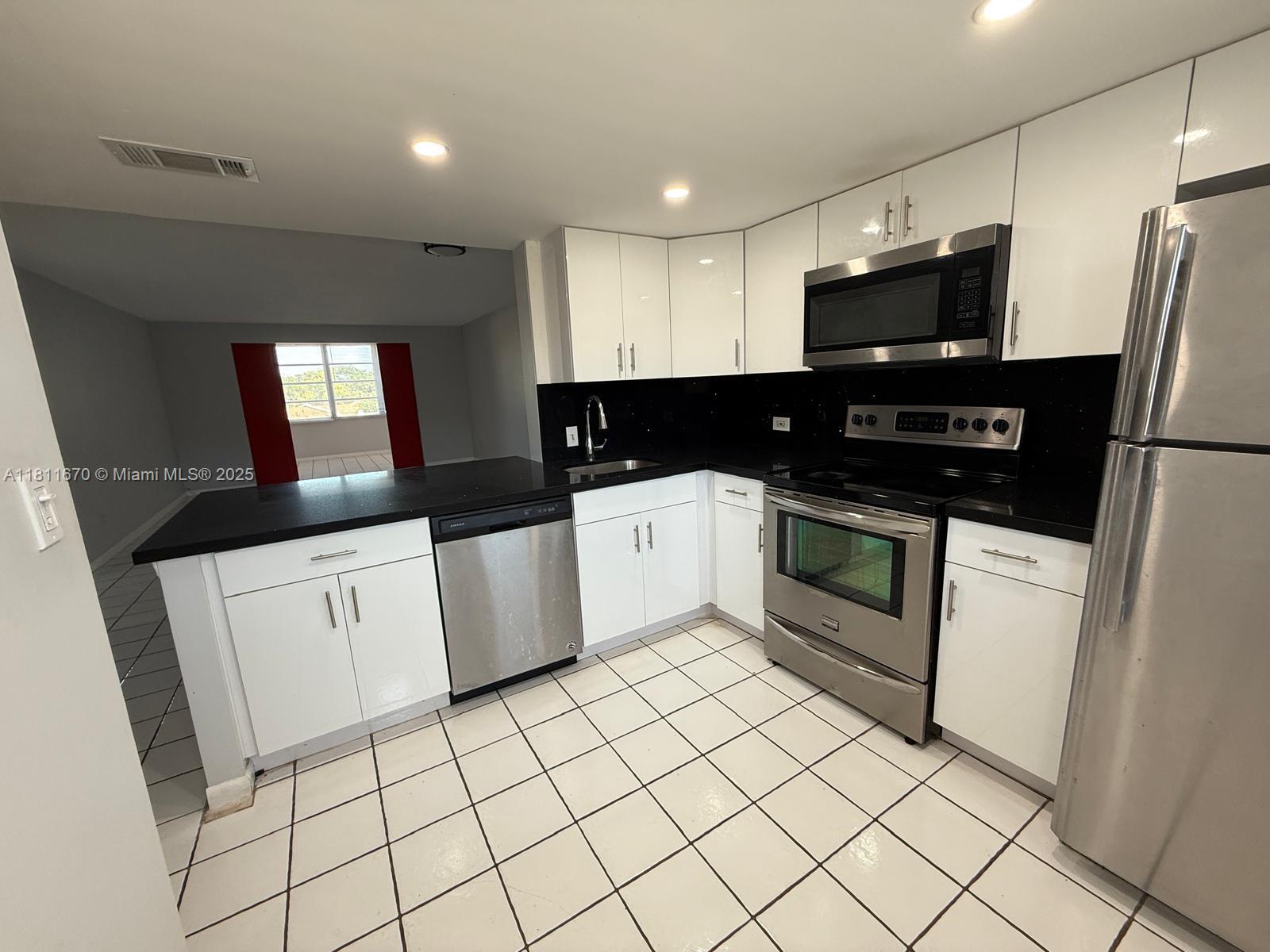 445 Ne 195th St 329, Miami, Broward County, Florida - 1 Bedrooms  
2 Bathrooms - 