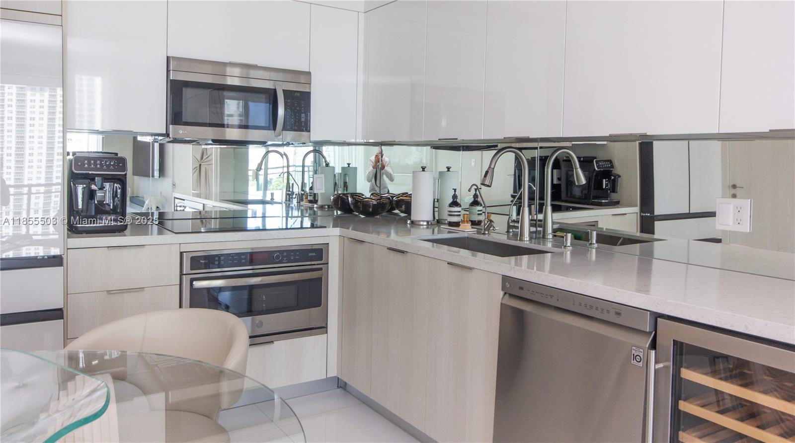 MINT CONDO - Residential