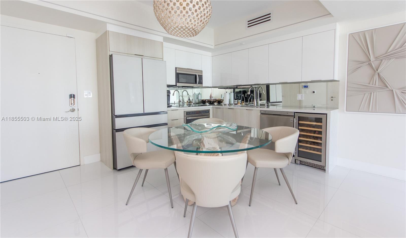 MINT CONDO - Residential