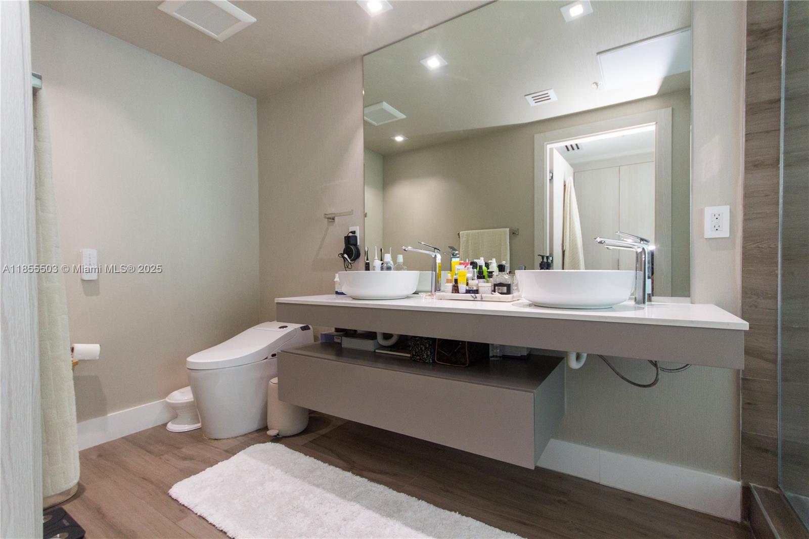 MINT CONDO - Residential