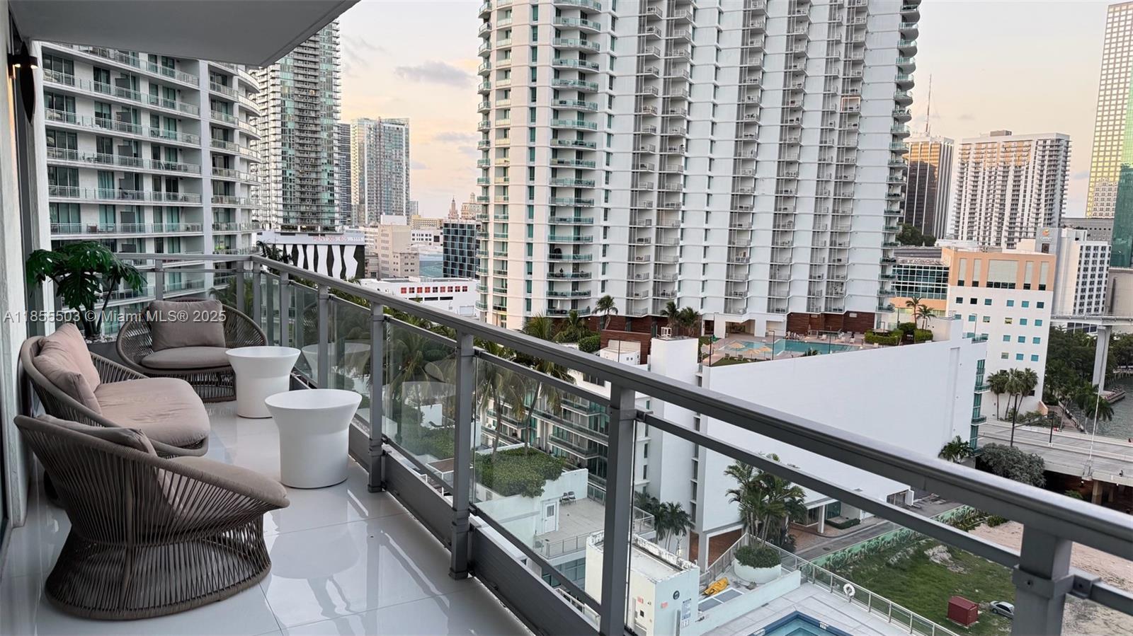 MINT CONDO - Residential