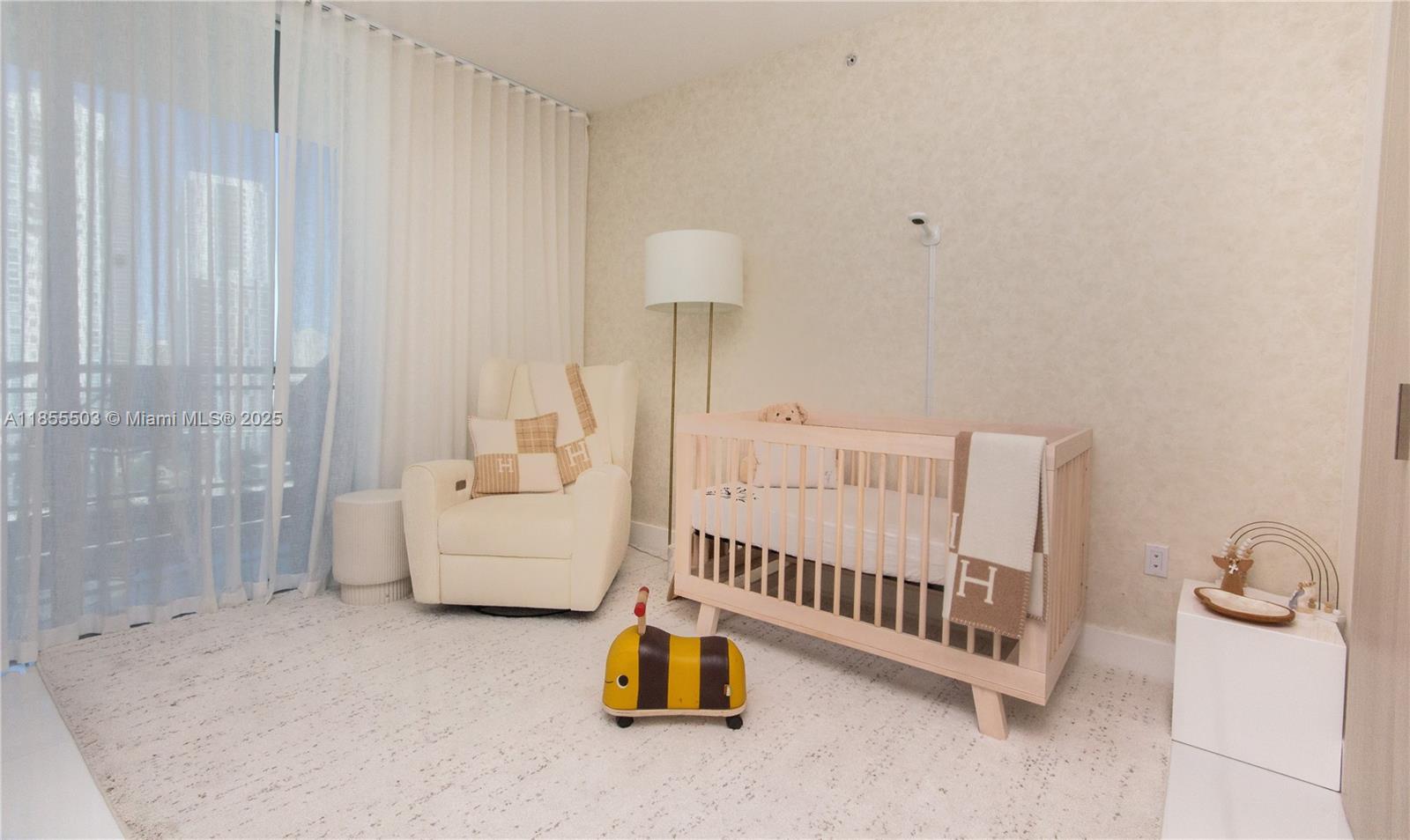 MINT CONDO - Residential