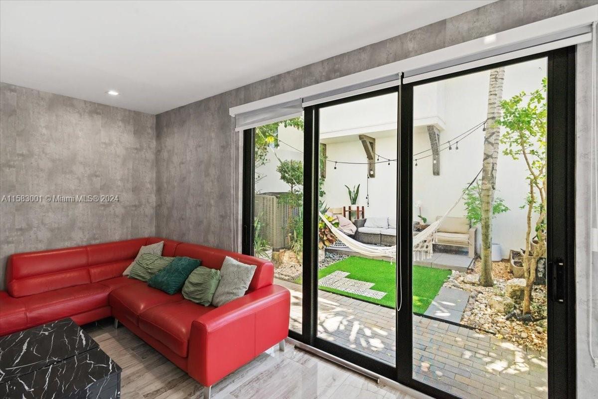 DOWNTOWN DORAL SOUTH PHAS - Residential