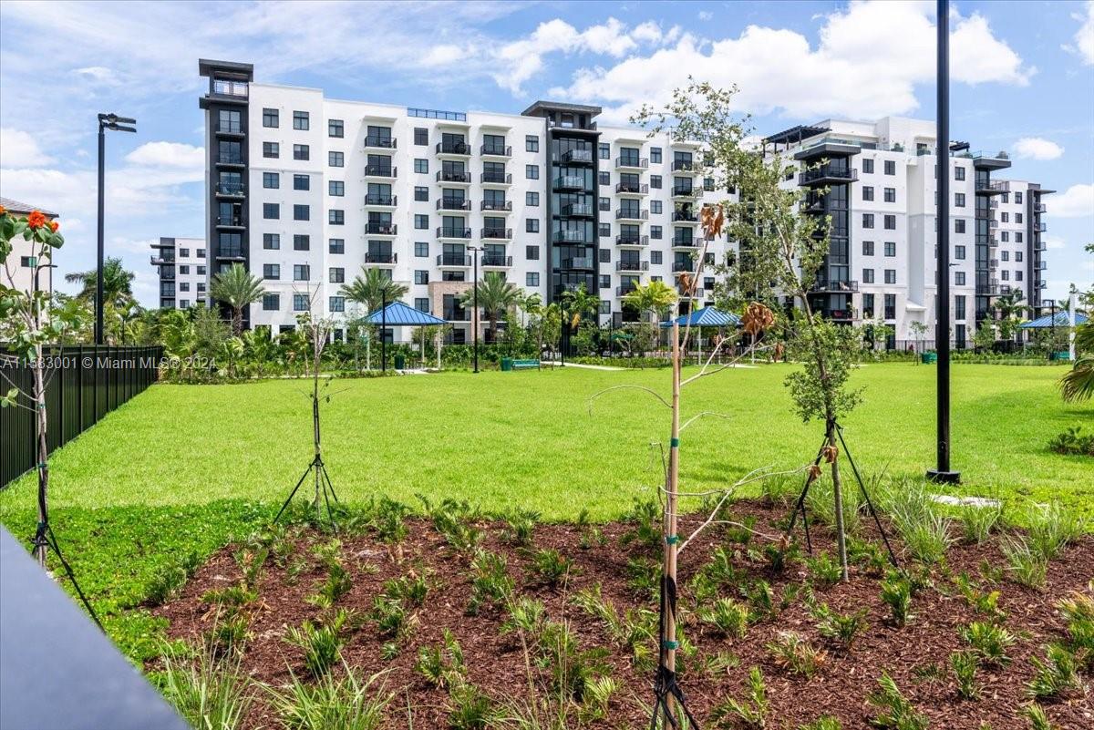 DOWNTOWN DORAL SOUTH PHAS - Residential