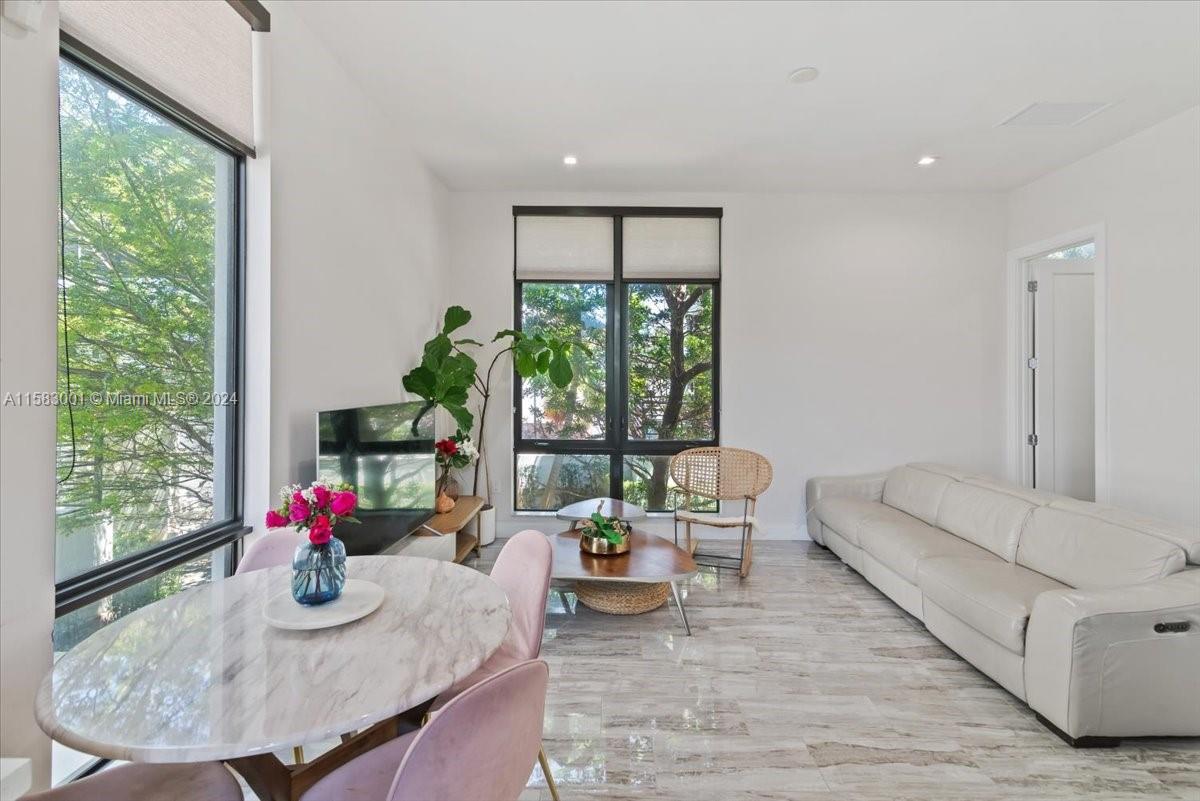 DOWNTOWN DORAL SOUTH PHAS - Residential