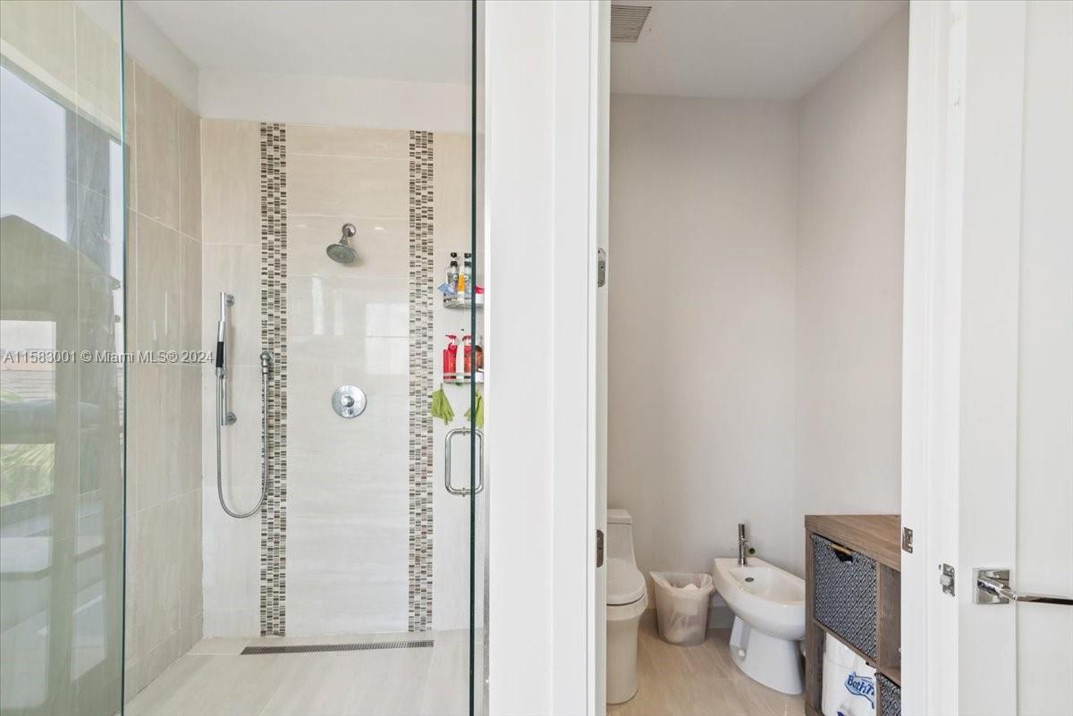 DOWNTOWN DORAL SOUTH PHAS - Residential