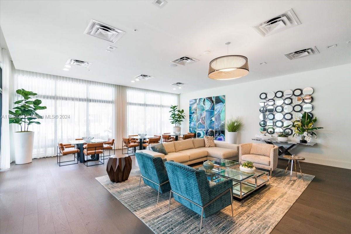 DOWNTOWN DORAL SOUTH PHAS - Residential
