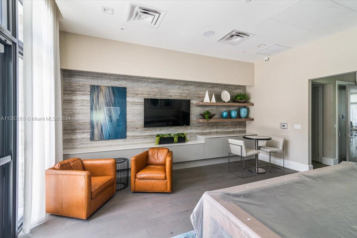 DOWNTOWN DORAL SOUTH PHAS - Residential