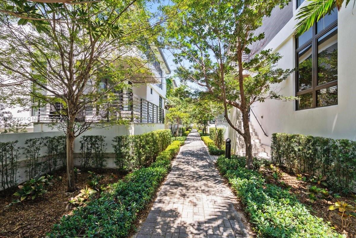 DOWNTOWN DORAL SOUTH PHAS - Residential