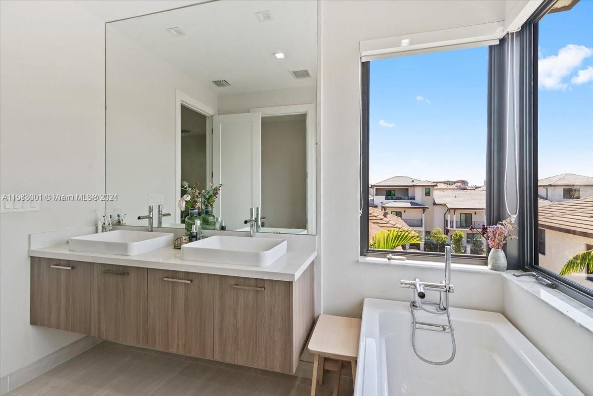 DOWNTOWN DORAL SOUTH PHAS - Residential