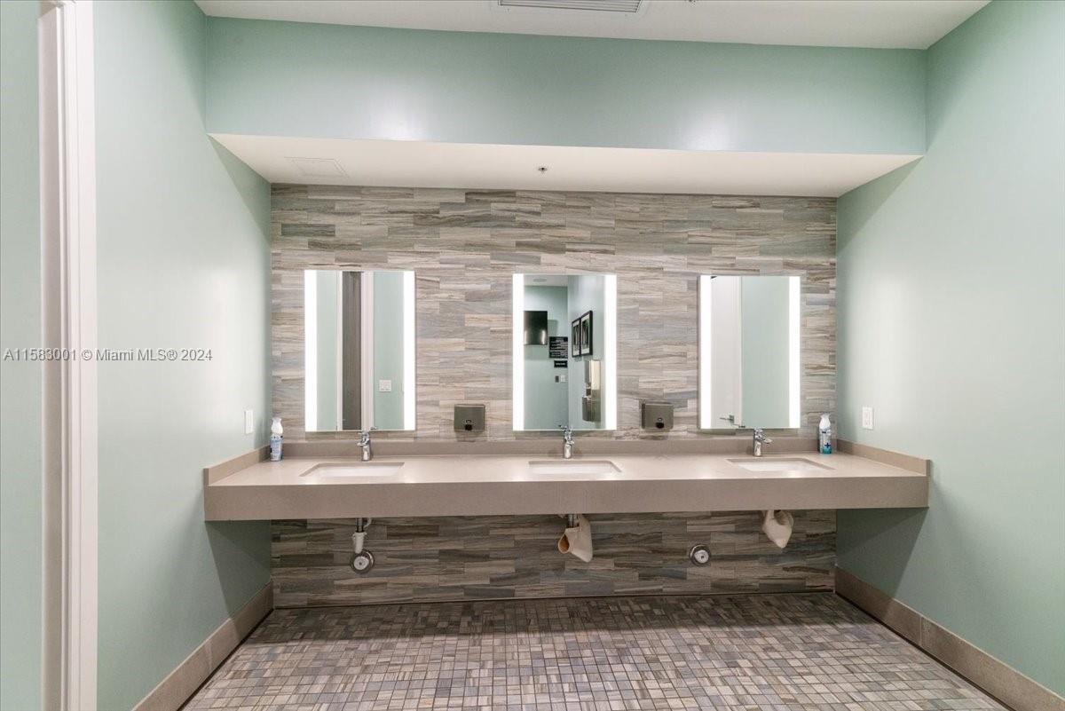 DOWNTOWN DORAL SOUTH PHAS - Residential