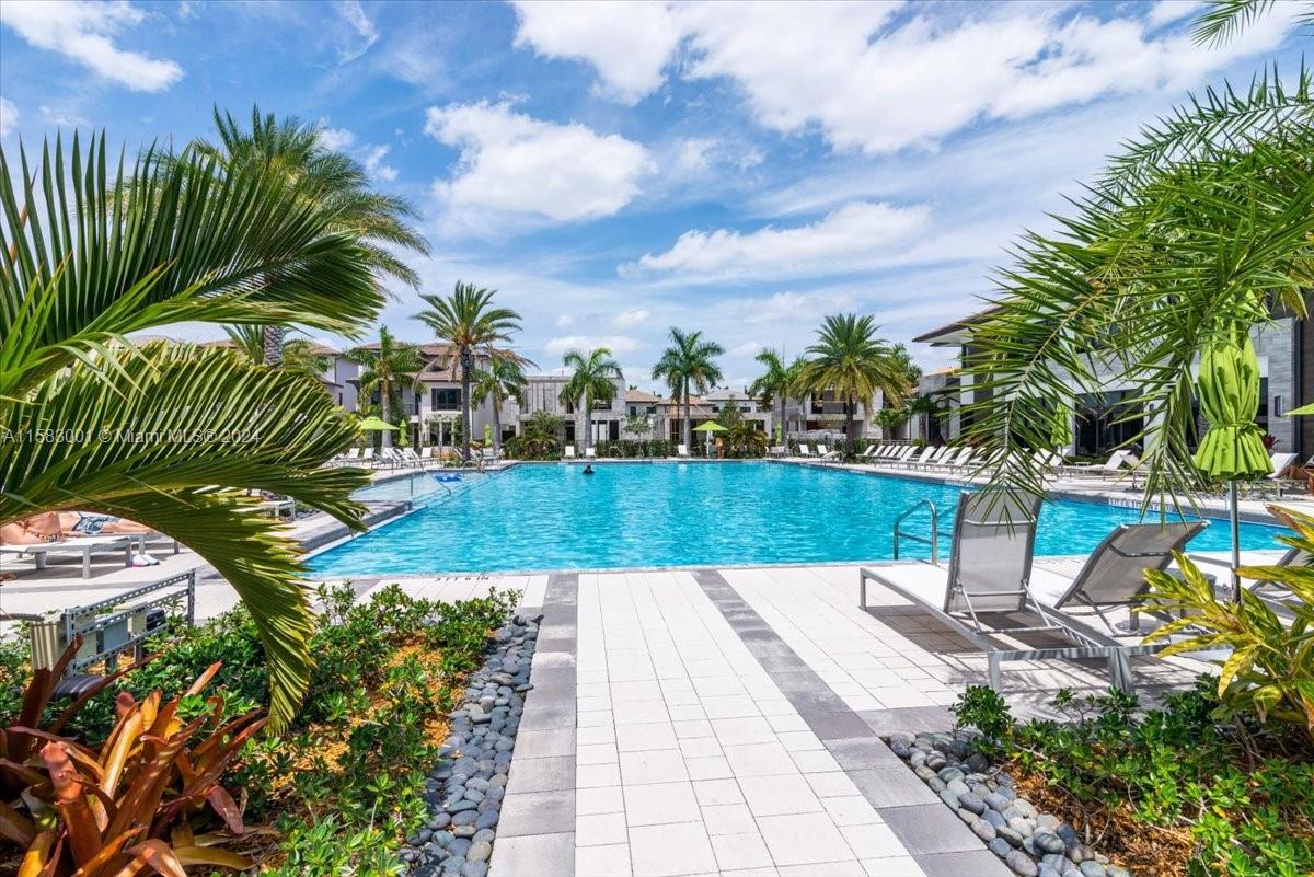 DOWNTOWN DORAL SOUTH PHAS - Residential