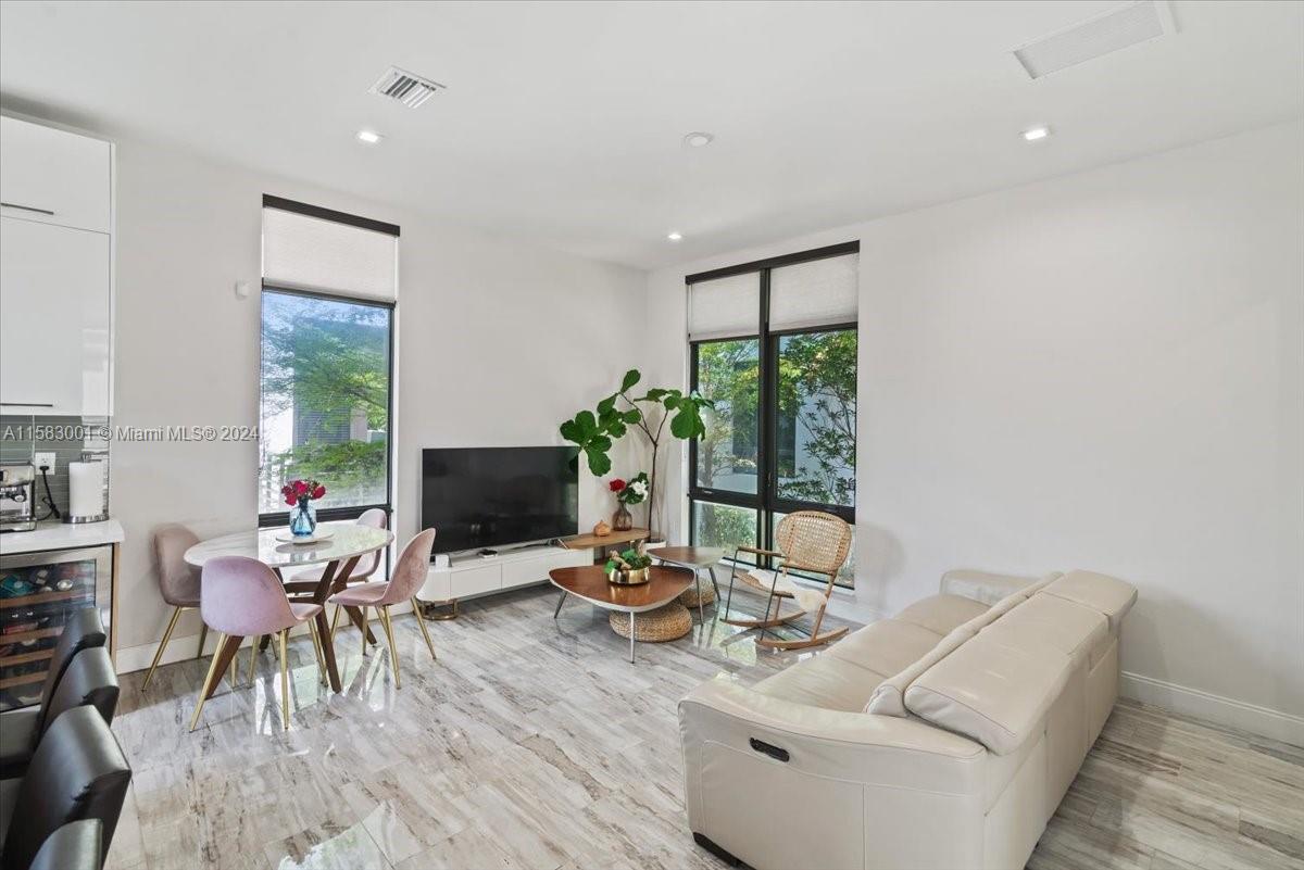 DOWNTOWN DORAL SOUTH PHAS - Residential