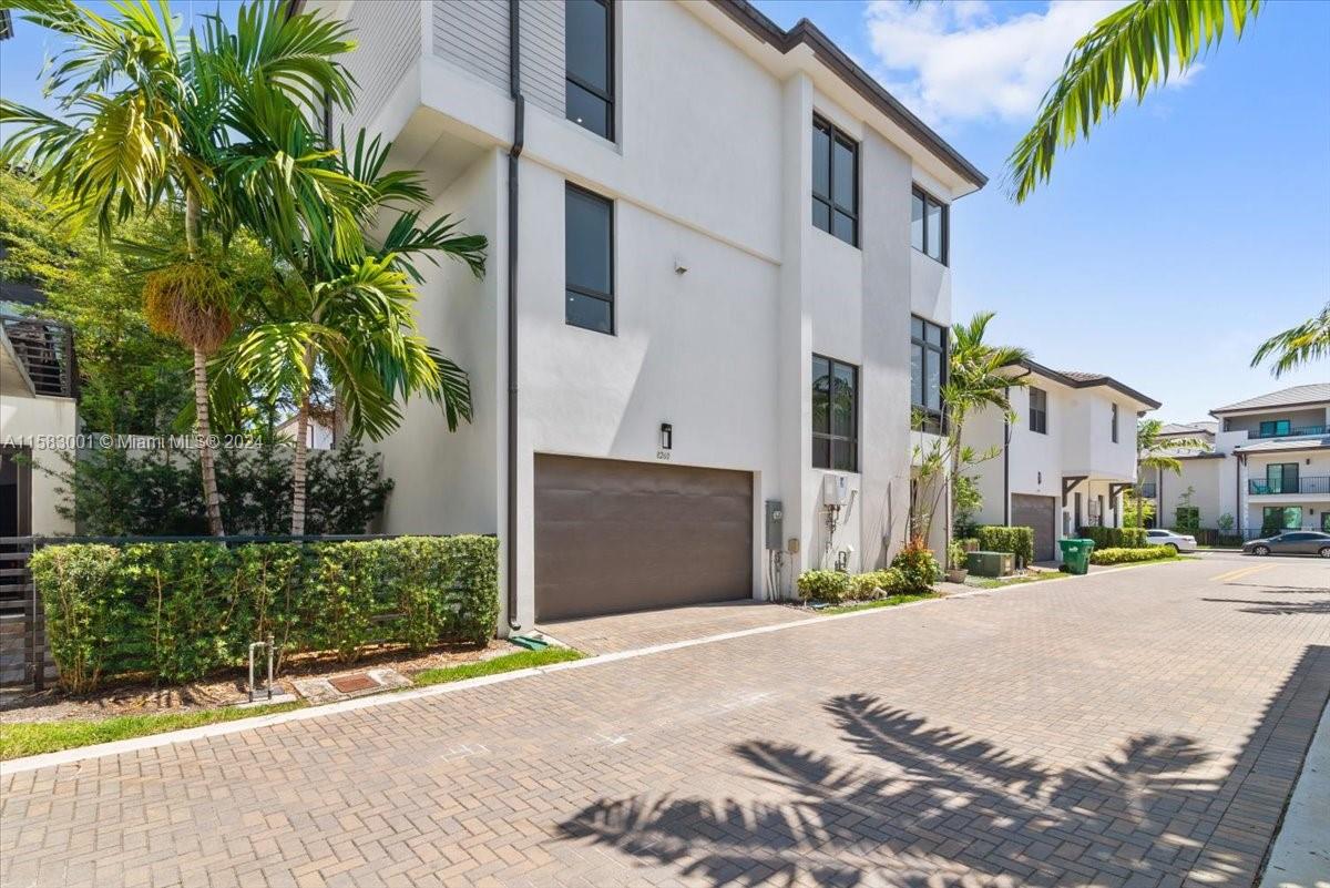 DOWNTOWN DORAL SOUTH PHAS - Residential
