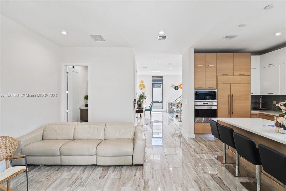 DOWNTOWN DORAL SOUTH PHAS - Residential