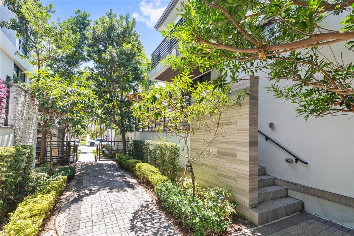 DOWNTOWN DORAL SOUTH PHAS - Residential