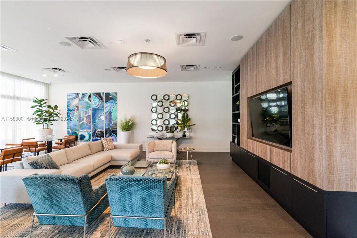 DOWNTOWN DORAL SOUTH PHAS - Residential