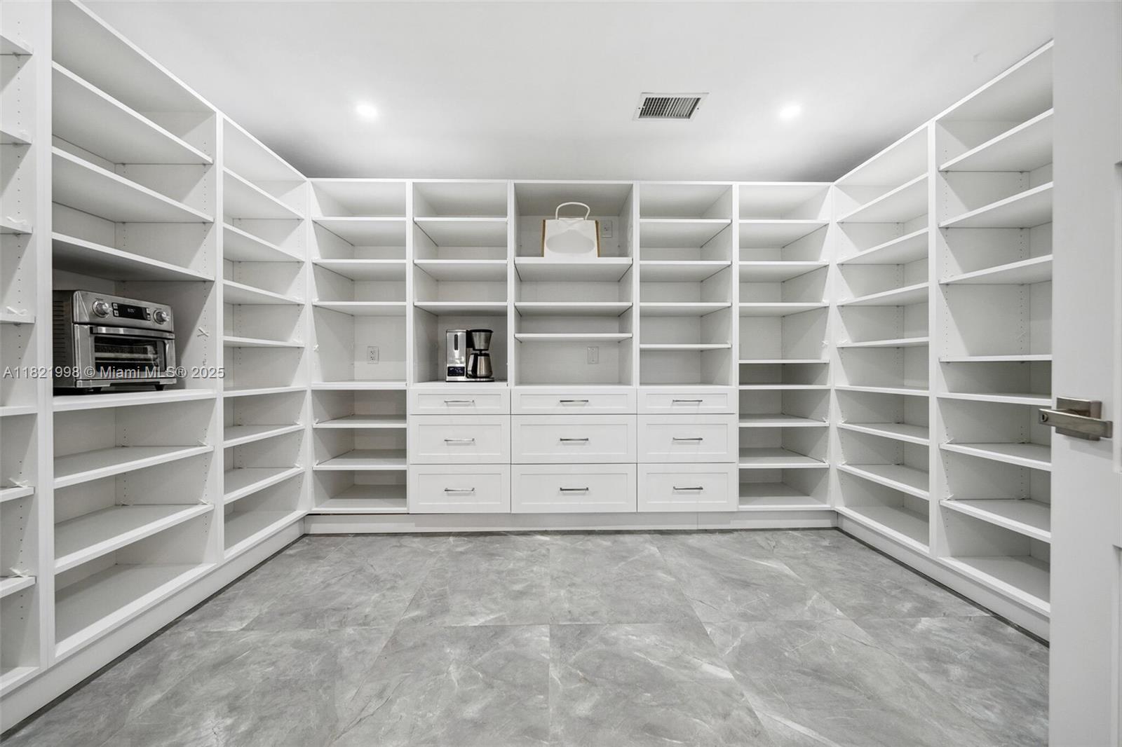 IMPERIAL SHORES - Residential