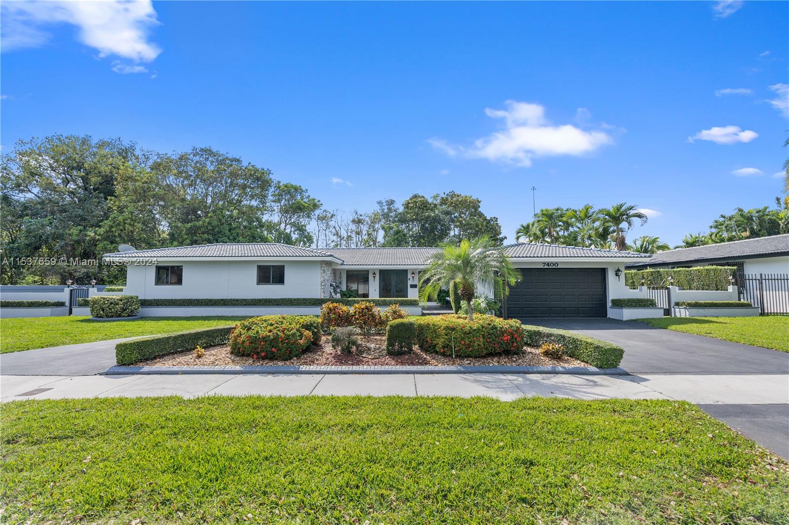 Property for Sale at 7400 Sabal Dr, Miami Lakes, Miami-Dade County, Florida - Bedrooms: 4 
Bathrooms: 3  - $1,100,000